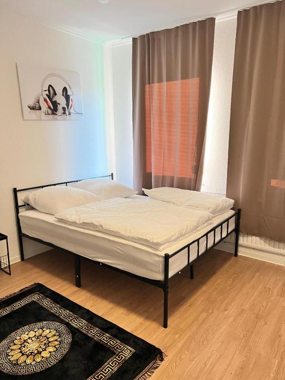 una camera da letto con due letti in una stanza di Gröpelinger Guesthouse a Brema