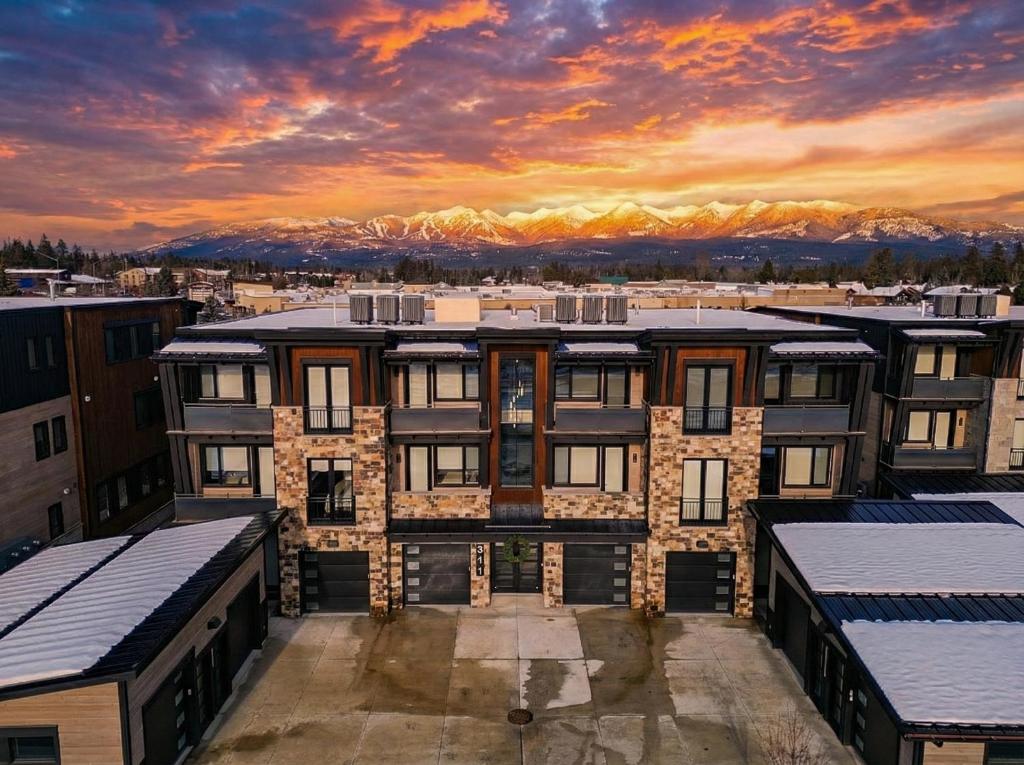 een luchtzicht op een gebouw met bergen op de achtergrond bij Mountain Magnificence in Outback Mobile Home Settlement