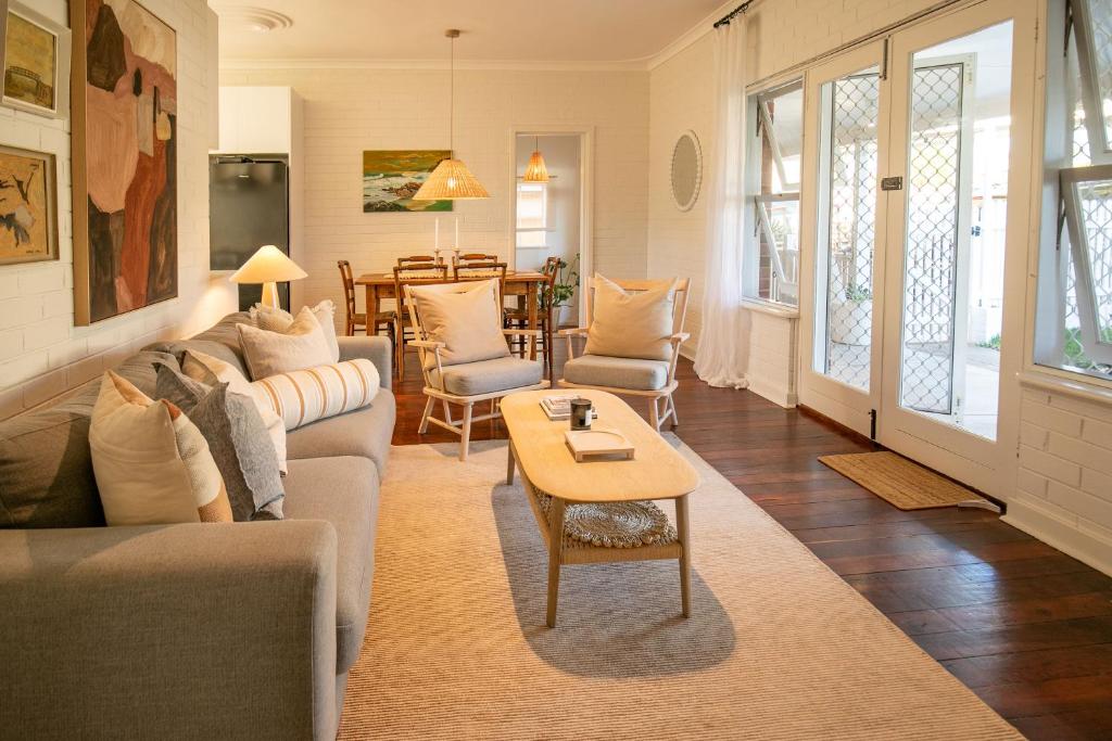 Khu vực ghế ngồi tại Charming oasis steps from the beach