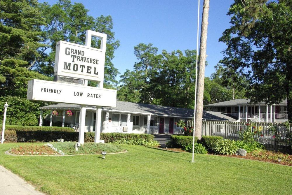 特拉弗斯城的住宿－Grand Traverse Motel，大楼前的汽车旅馆标志