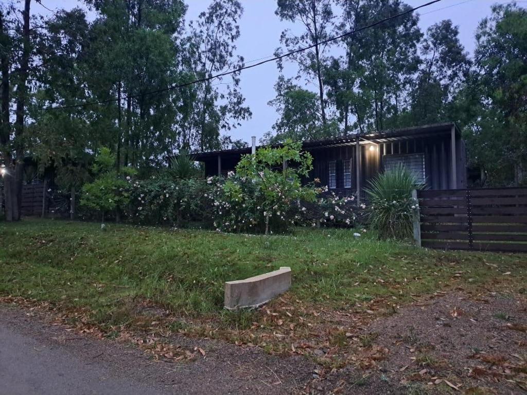 una casa sentada a un lado de un patio en Complejo Mirando el Cerro, en Punta Colorada