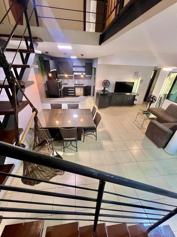 Blick auf ein Wohnzimmer mit Tisch und Stühlen in der Unterkunft Sobrado no centro da Cidade in Palmas