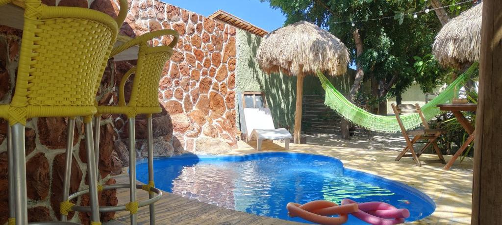 Hồ bơi trong/gần chalé com cozinha dois quartos e piscina privativa