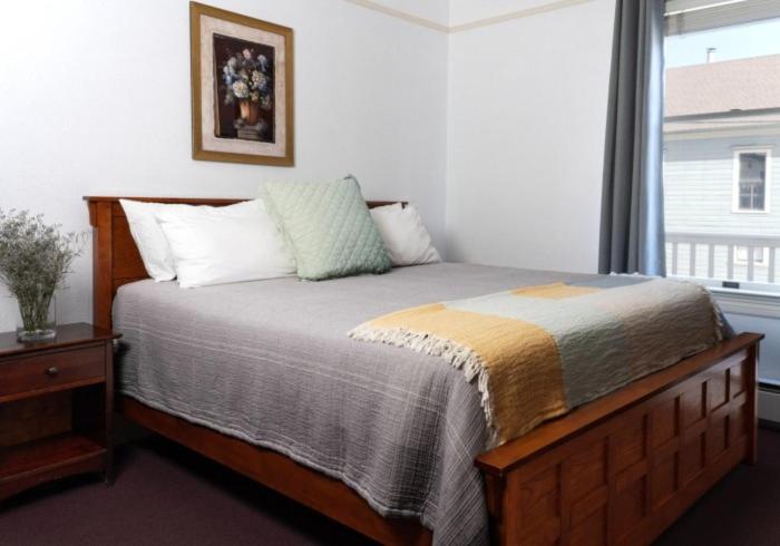 Una cama o camas en una habitación de Tomales Hotel