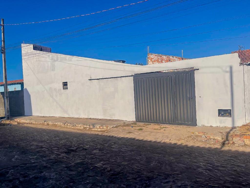 un edificio bianco con una porta sul lato di Casa Léia a Luis Correia