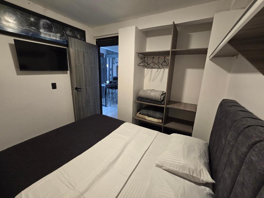 een slaapkamer met een bed en een tv erin bij Pipe's House in Salento