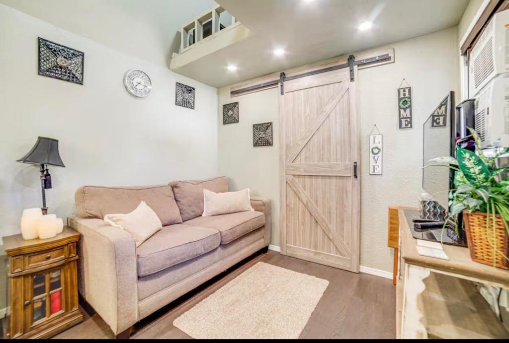 Χώρος καθιστικού στο Nestled in a peaceful neighborhood