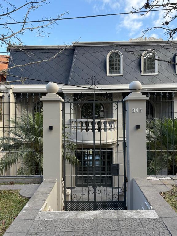 una casa con una puerta delante de ella en Trento Hotel Boutique, en San Salvador de Jujuy