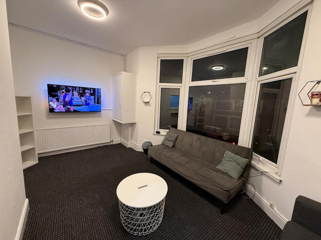 a living room with a couch and a tv at Principality Stadium & City Centre on the Doorstep in Cardiff