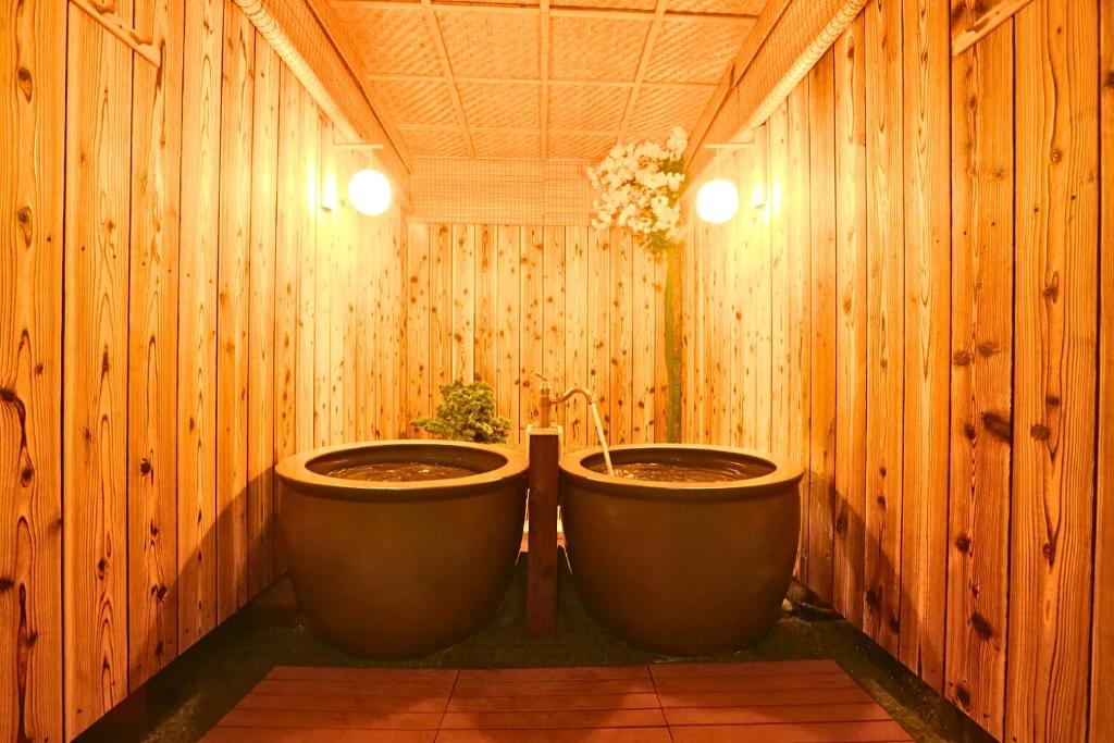 Fotografie z fotogalerie ubytování 庭音日和 2つの半露天壺湯でくつろぐ宿 大家族向け広々一棟貸し 駐車場2台 浴室2箇所 v destinaci Omihačiman