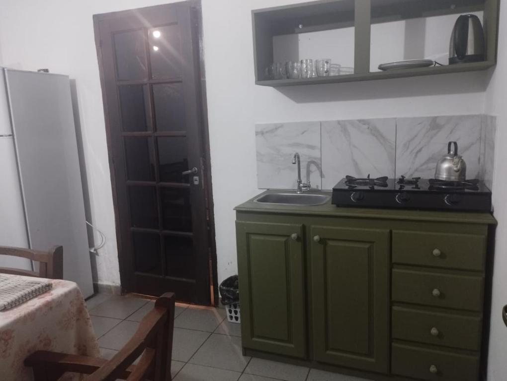 una cocina con fregadero y encimera en Posada La Alemana, en Puerto Iguazú