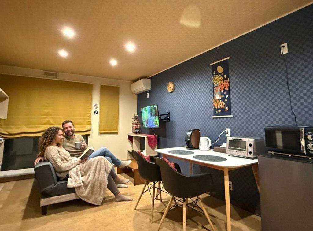 um homem e uma mulher sentados numa sala em Vieuno Hida Takayama em Takayama