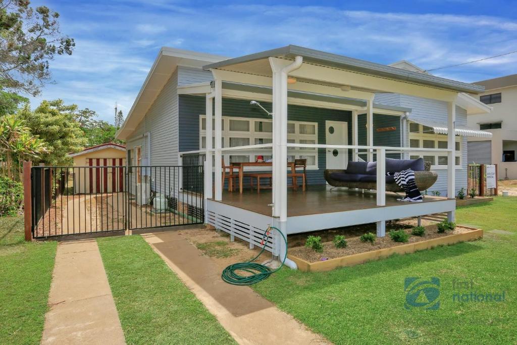 una casa con un grande portico schermato su un prato di 1 The Esplanade a Woodgate