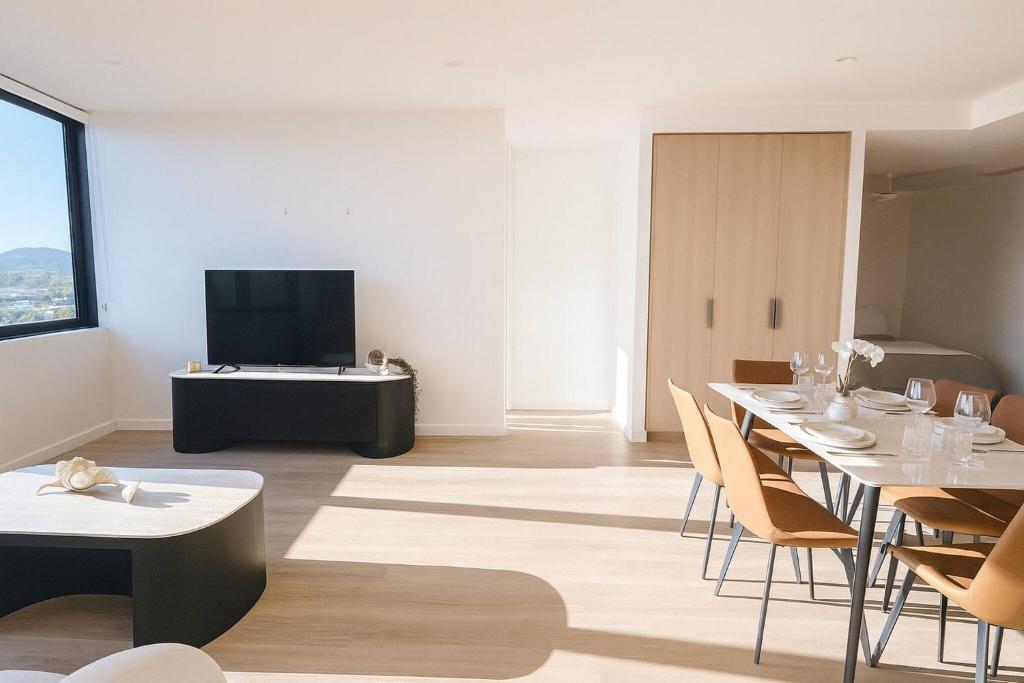 Et tv og/eller underholdning på Milton Oasis - Luxury Apt near Milton Station