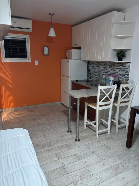 Una cocina con una mesa y sillas en una habitación. en Bregita Serenity Studio, en Little Bay