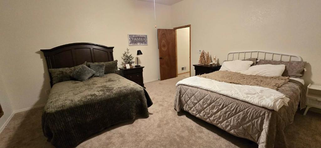 una camera da letto con due letti in una stanza di 2 Queen Beds In Main House a Durango
