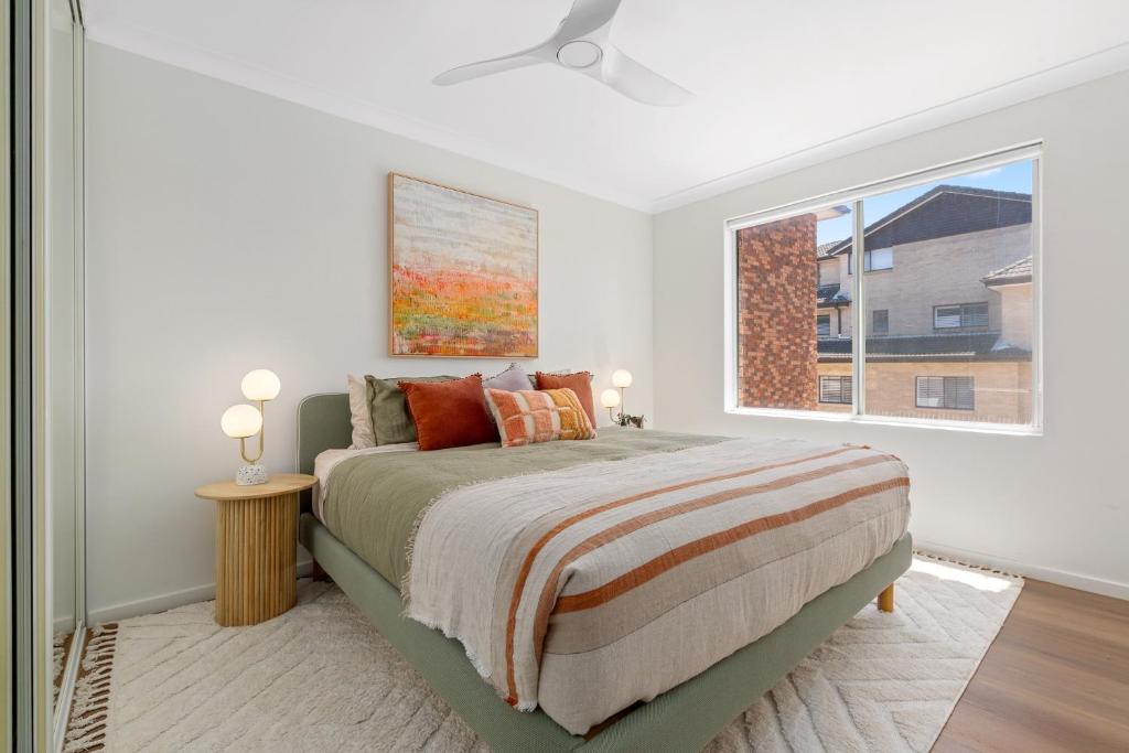 Postel nebo postele na pokoji v ubytování Spacious Apartment Near Cronulla Beach