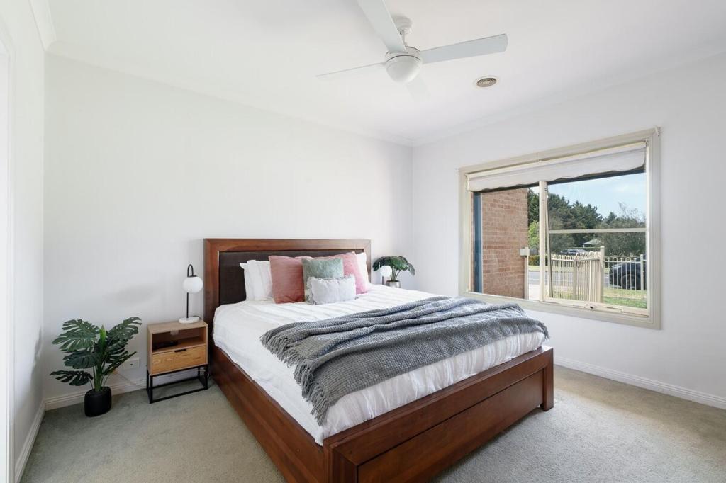 En eller flere senge i et værelse på Relax Play and Unwind Spacious Home with Yard