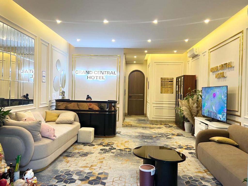 TV a/nebo společenská místnost v ubytování Grand Central Hotel- Vinhomes Ocean Park 3