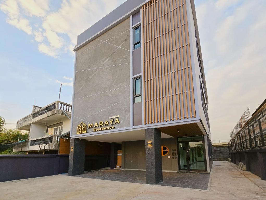 een gebouw met een uithangbord aan de zijkant bij Maraya Residence มารอยา เรสซิเดนซ์ in Bang Bua Thong