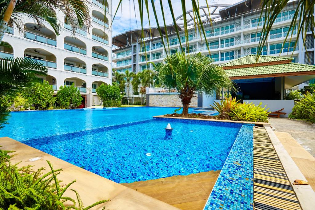 una gran piscina frente a un edificio en Tudor Court by Fantasea Beach, en Pattaya South