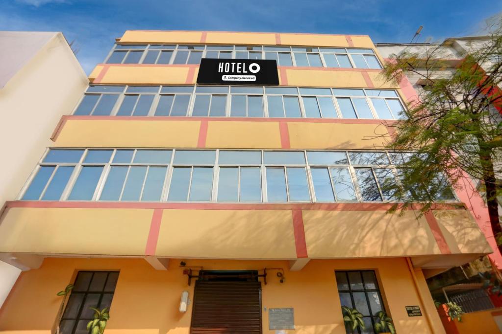 Un edificio con un cartel de mitzo. en Super Hotel O Patliputra Railway Station Formerly Rameshwaram Guest House, en Dānāpur