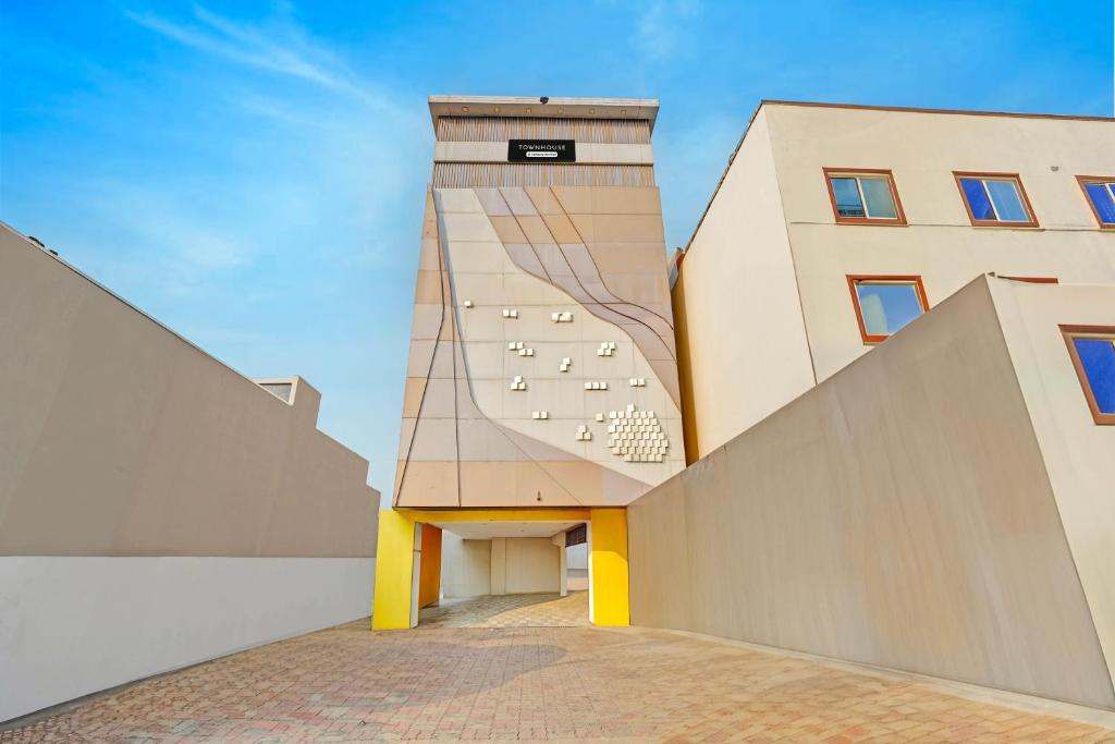 an external view of a building at Super Townhouse Vanagaram Apollo Hospital Chennai Formerly V Hotels & Restaurant in Chennai