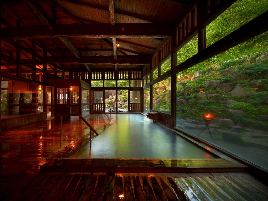 een kamer met een zwembad in een gebouw bij Zao Kokusai Hotel in Zao Onsen
