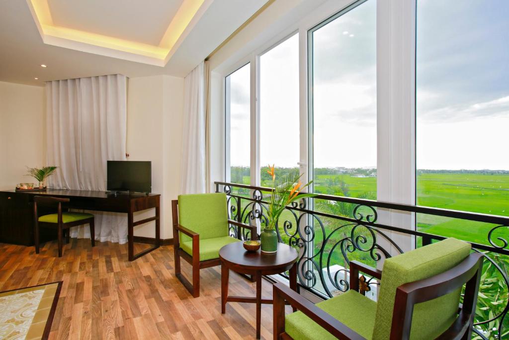 TV a/nebo společenská místnost v ubytování Lasenta Boutique Hotel Hoian