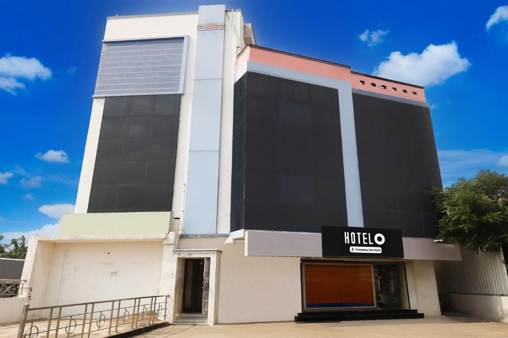 un edificio con una firma mitto en él en Hotel O Oragadam Industrial Estates Chennai Formerly SSM Rooms, en Chennai