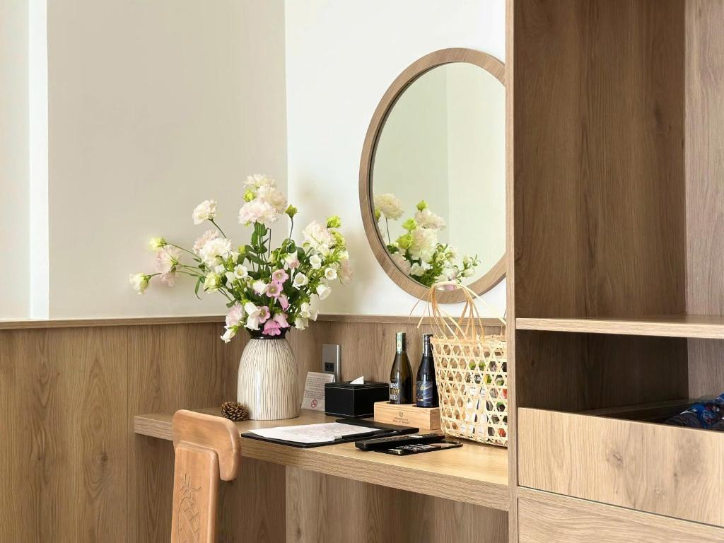 Phòng Deluxe Giường Đôi Có Ban Công
