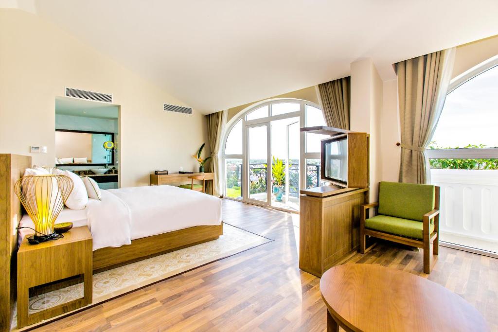 Postel nebo postele na pokoji v ubytování Lasenta Boutique Hotel Hoian