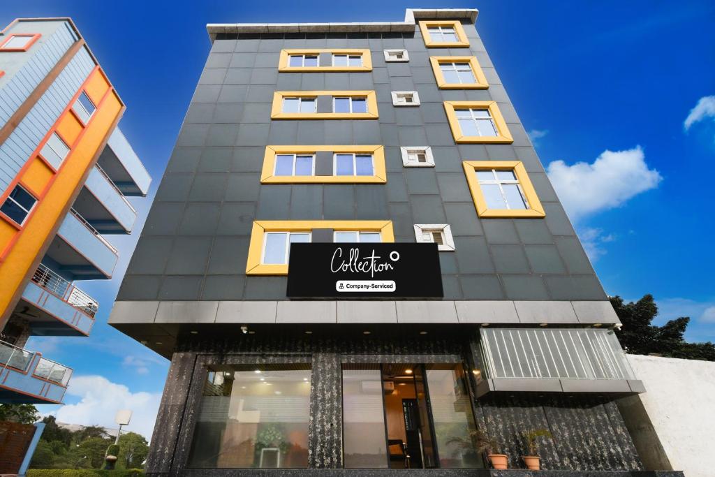 Un edificio alto con un cartel en el frente. en Collection O Kollur Prime Arena Formerly Hotel Krishna, en Kundakal