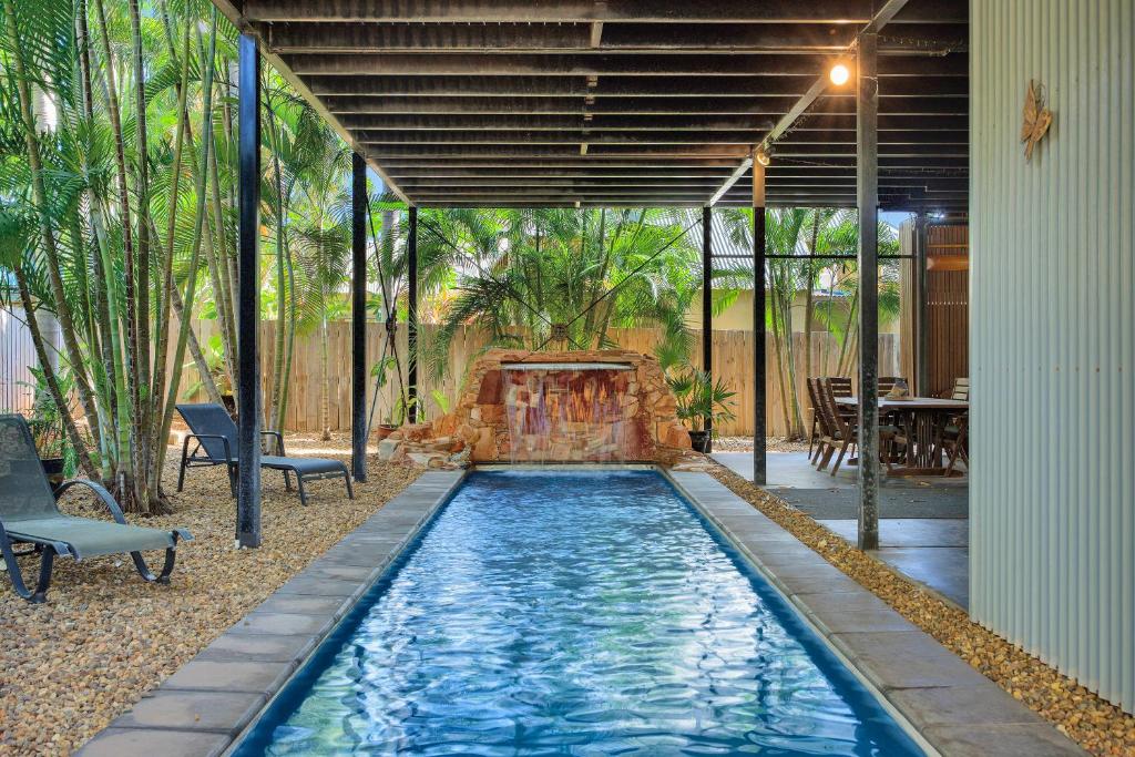 een zwembad in een huis met een patio bij Kingfisher Vista in Cable Beach