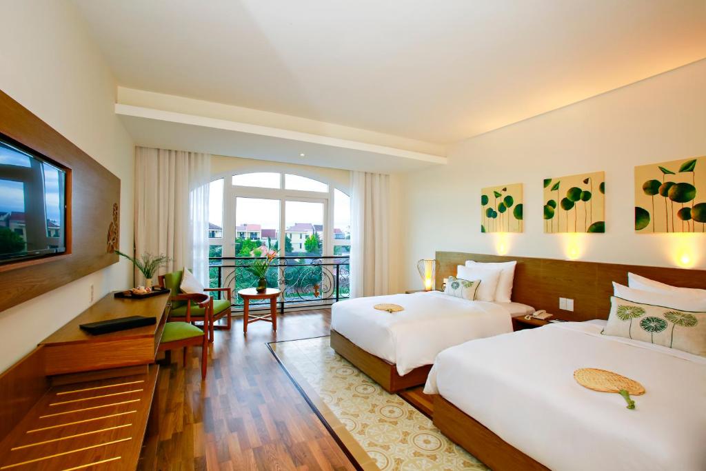 Postel nebo postele na pokoji v ubytování Lasenta Boutique Hotel Hoian
