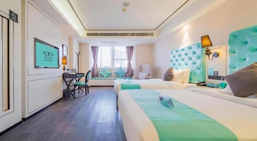 um quarto de hotel com duas camas e uma TV de tela plana em Xana Hotelle Xi'an 2nd Fengcheng Road Municipal Library Metro Station em Xian