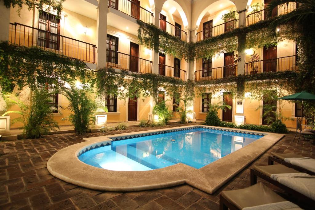 Bazén v ubytování Hotel Boutique La Mision De Fray Diego nebo v jeho okolí