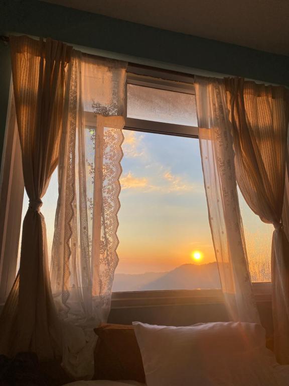 En eller flere senge i et værelse på Sadamo Homestay