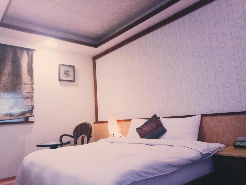 Postel nebo postele na pokoji v ubytování 玉泉旅館