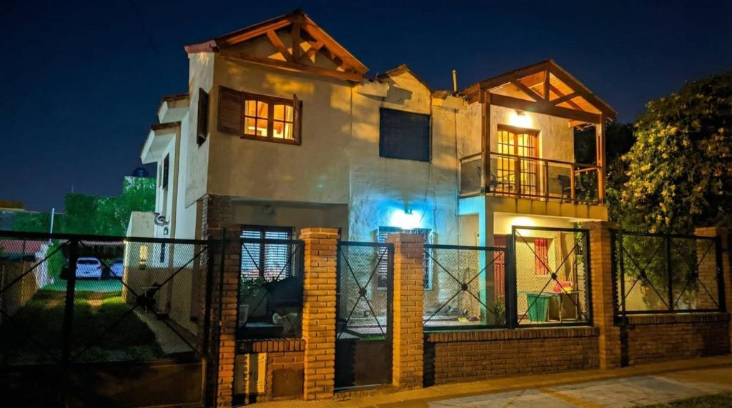 una casa di notte con le luci accese di Brisas Serranas Departamentos a Villa Carlos Paz