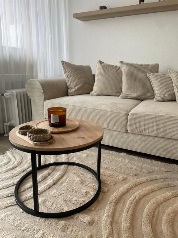 een woonkamer met een bank en een salontafel bij Gustavs Rooftop in Oldenburg