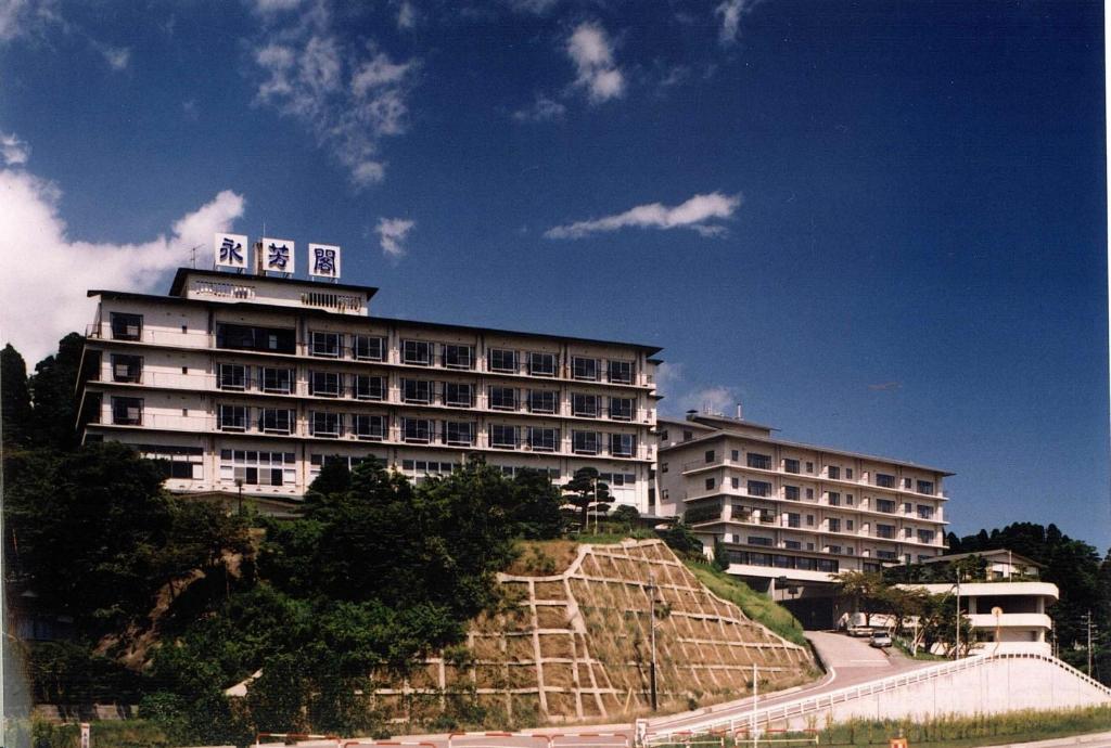 冰見的住宿－永芳閣酒店，山顶上一座大建筑