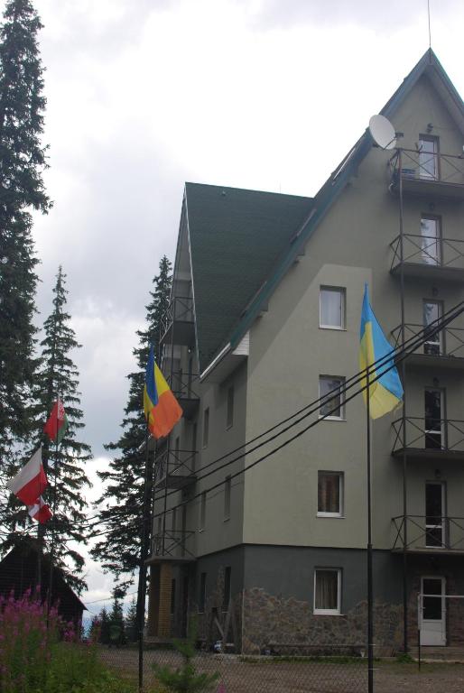 un edificio con banderas delante en Zelena Dacha en Dragobrat