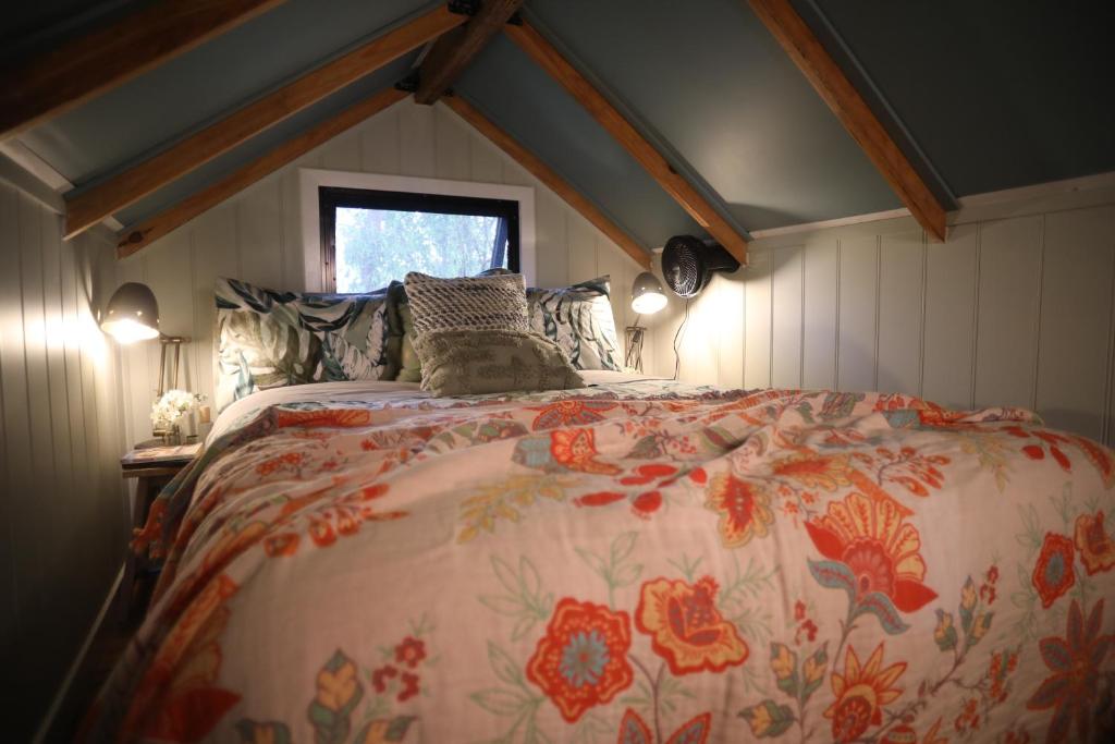 Un dormitorio con una cama grande en una habitación. en The Cabin, Ghost Gum Gully, en Thornton