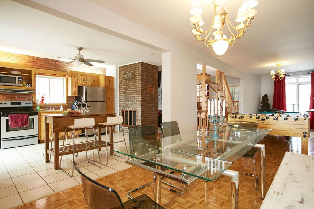 comedor con mesa de cristal en la cocina en Big Cozy House, en Montreal