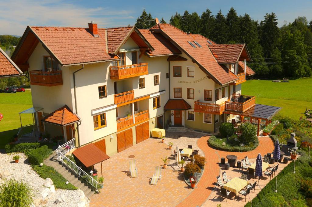 einen Luftblick auf ein großes Haus mit einer Terrasse in der Unterkunft Gästehaus Karoline in Oberaichwald