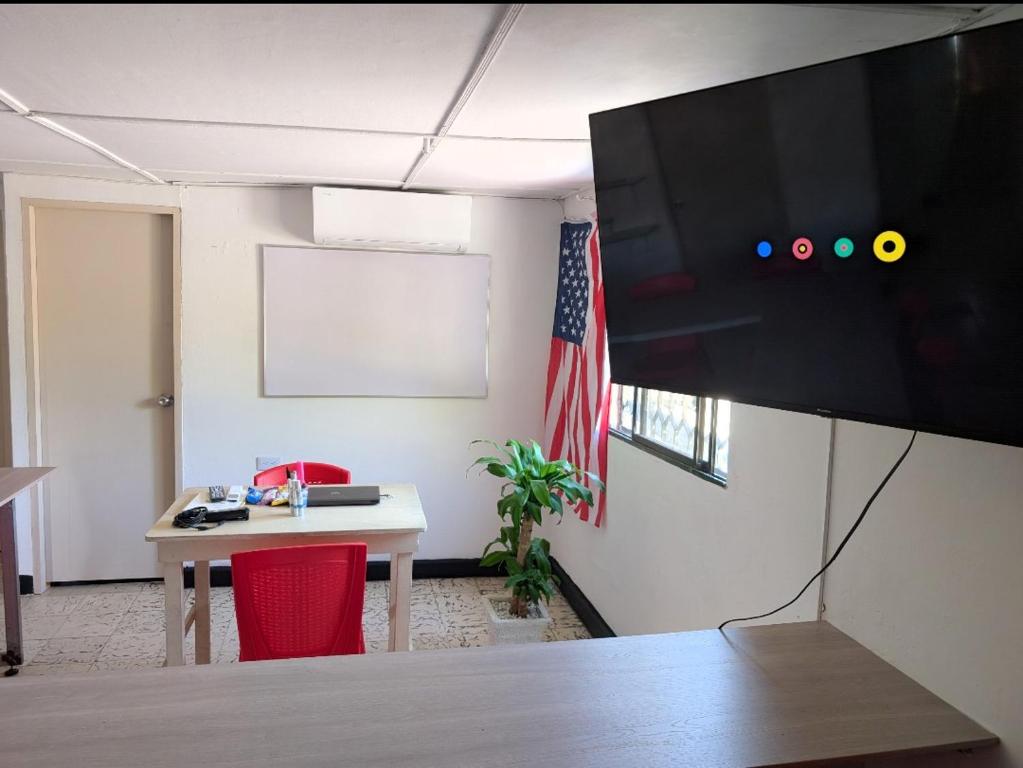 Μια τηλεόραση ή/και κέντρο ψυχαγωγίας στο Central Point Air BAQ