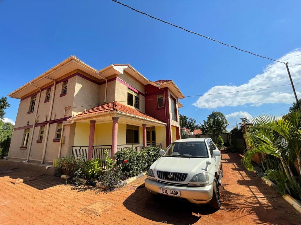 un coche aparcado delante de una casa en Calmchaos Jinja, en Jinja