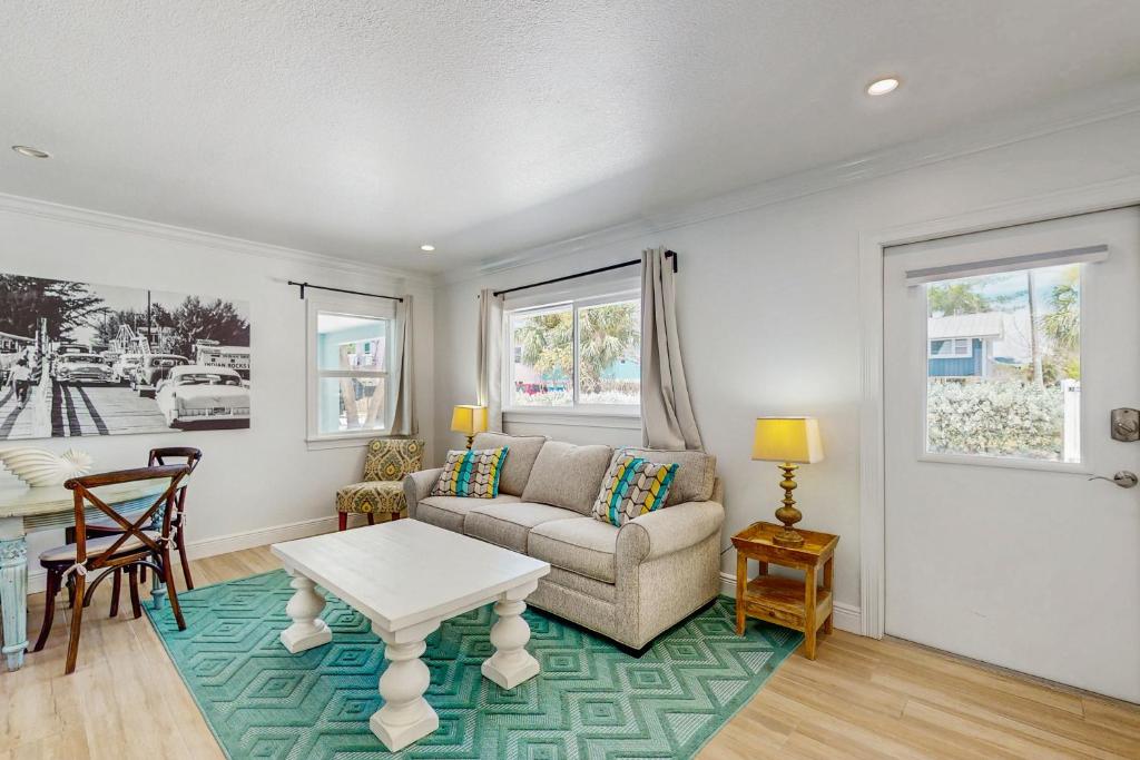 ein Wohnzimmer mit Sofa und Tisch in der Unterkunft Bungalow Beach Place 9 in Clearwater Beach