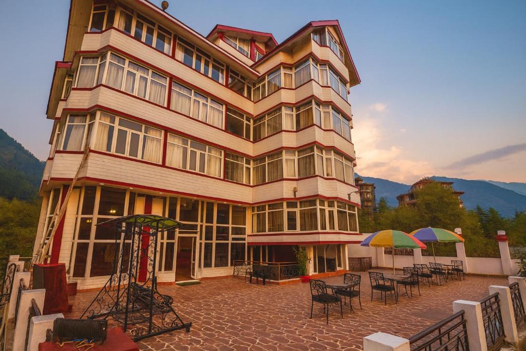 Cảnh núi rừng hoặc tầm nhìn ra núi từ khách sạn